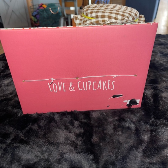 Love & Cupcakes Valentines Decor - Picture 7 of 8